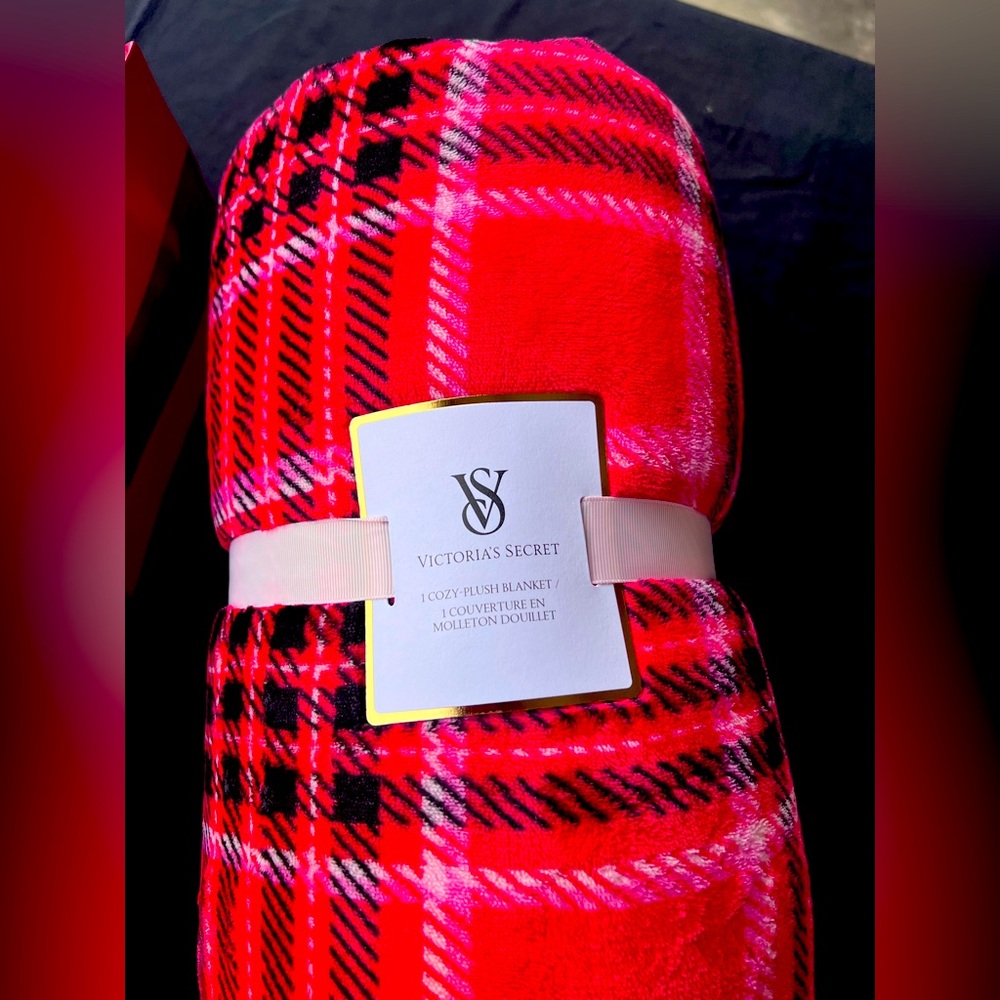 NEW Victoria's Secret Red and Black Plaid Plush Blanket and shopping bag